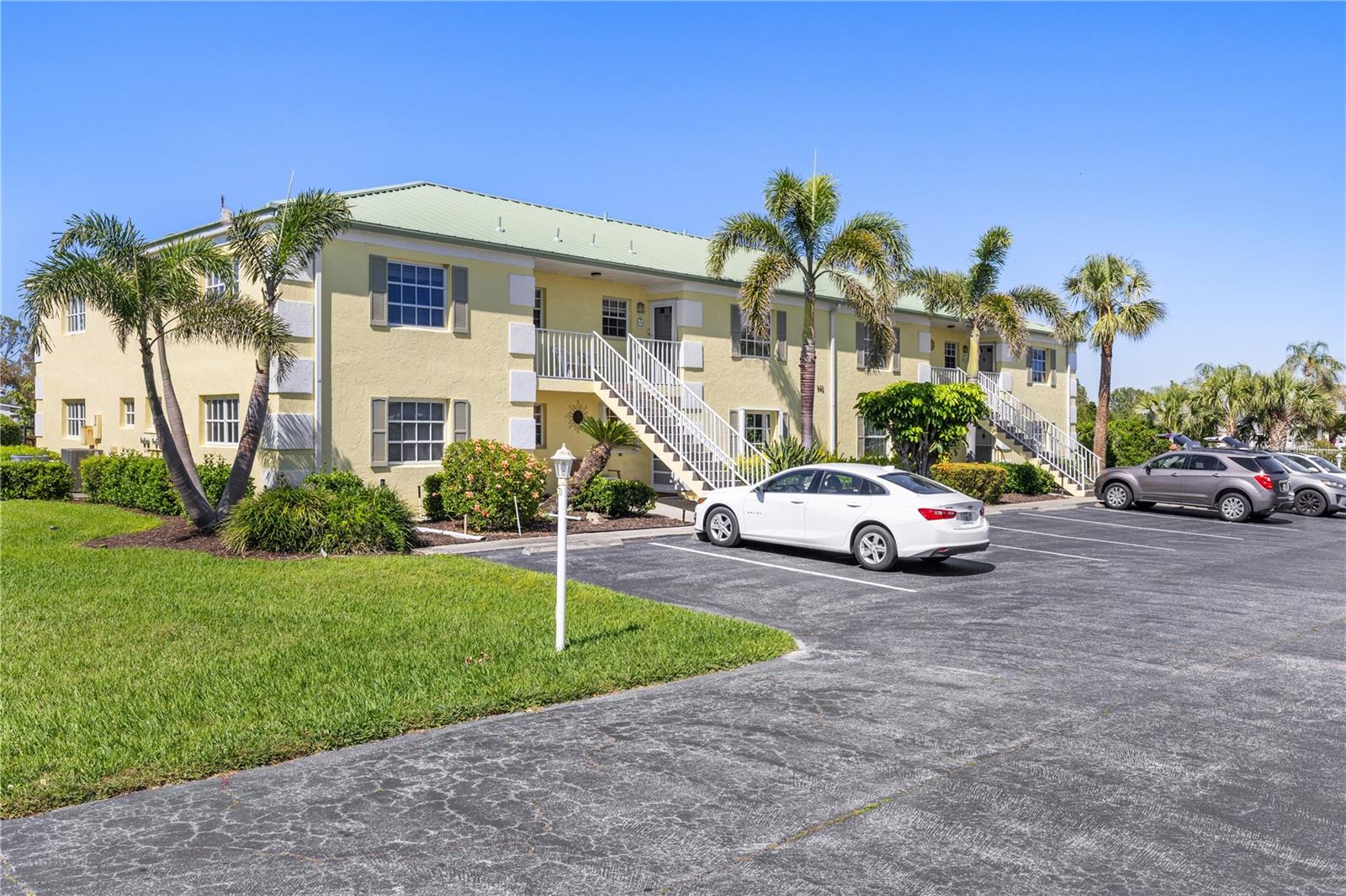 942 CAPRI ISLES BLVD #105
