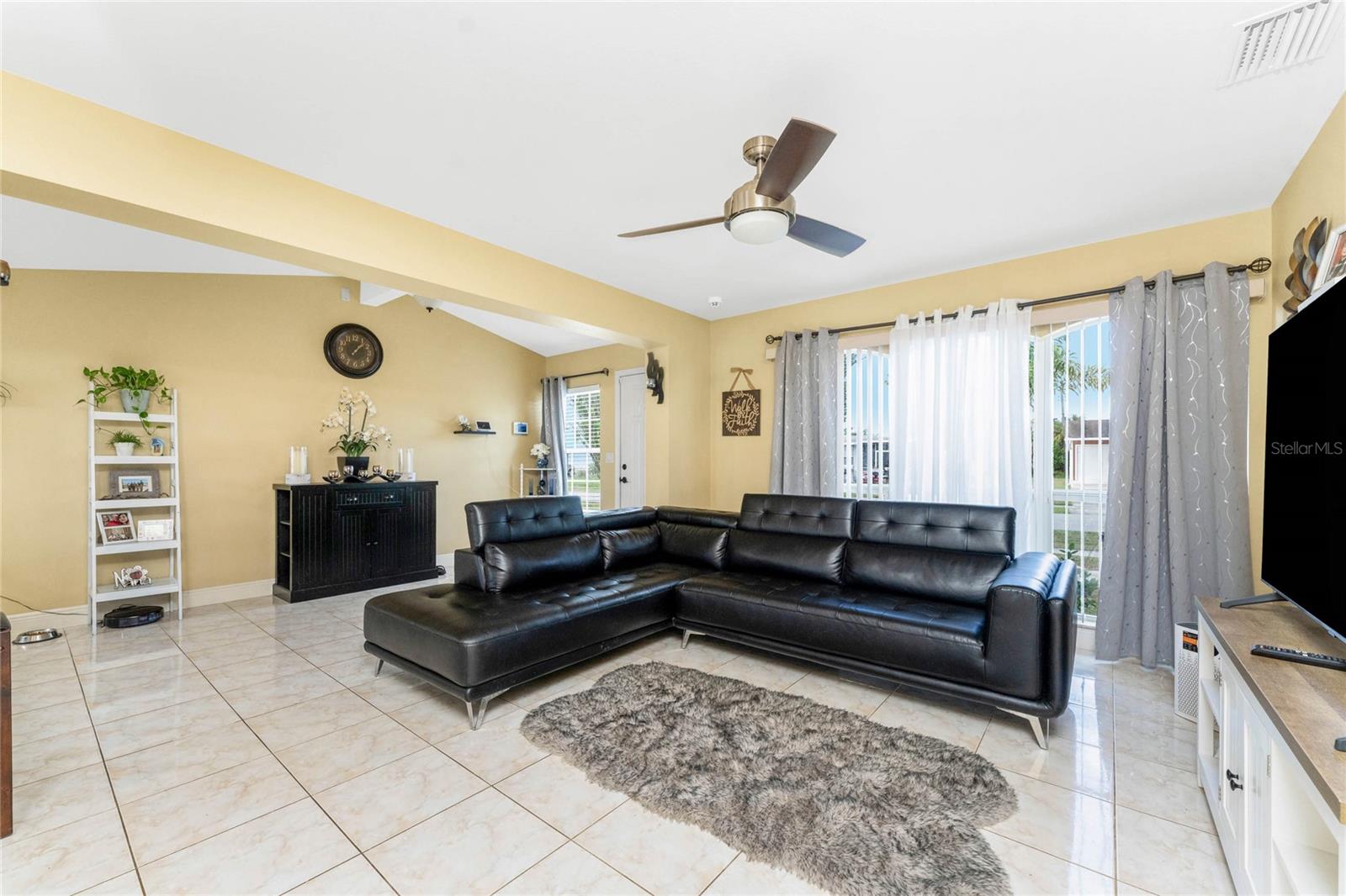 4568 Grobe St Property Photo 17