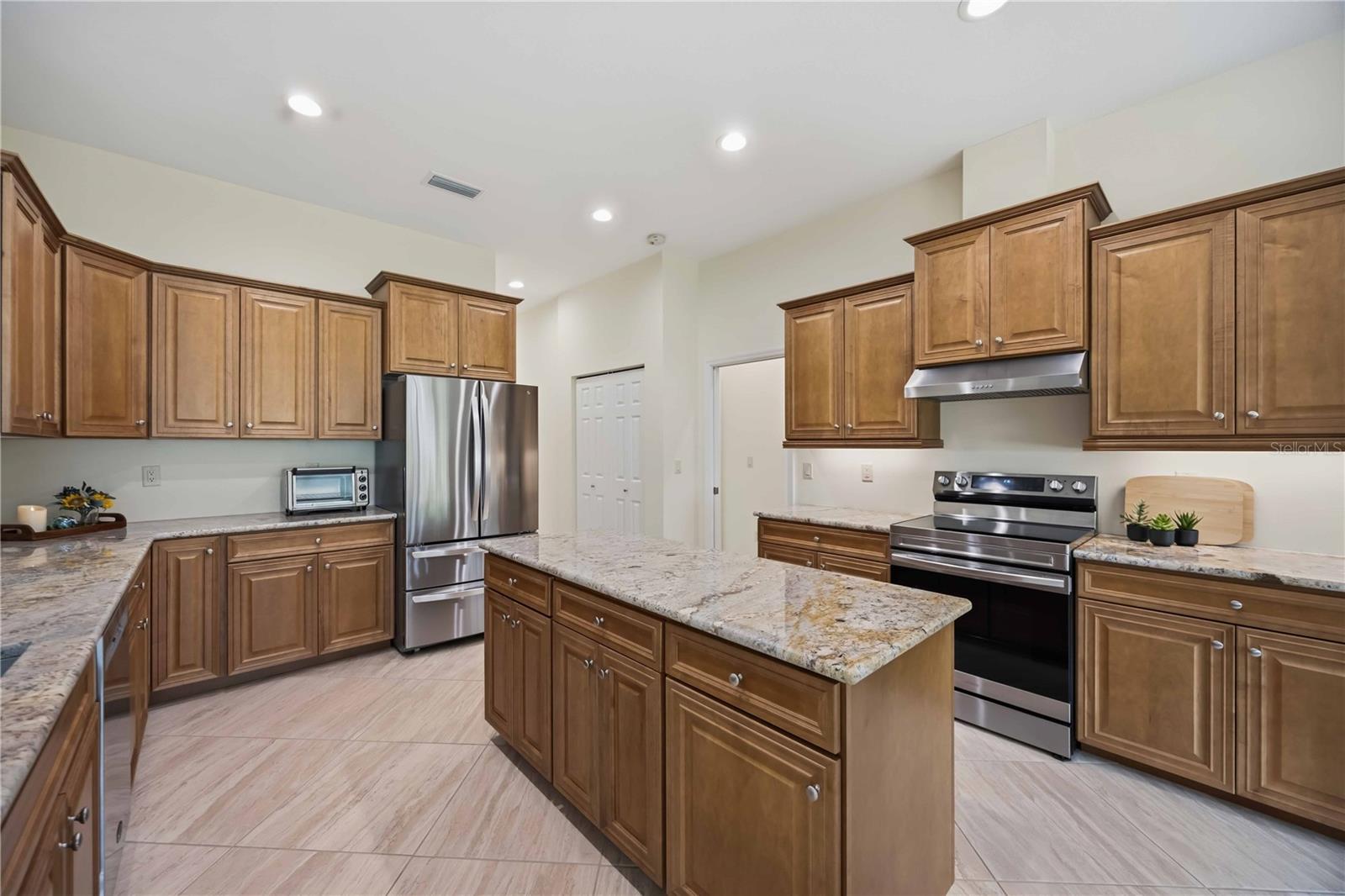 200 Montana Ave Property Photo 13