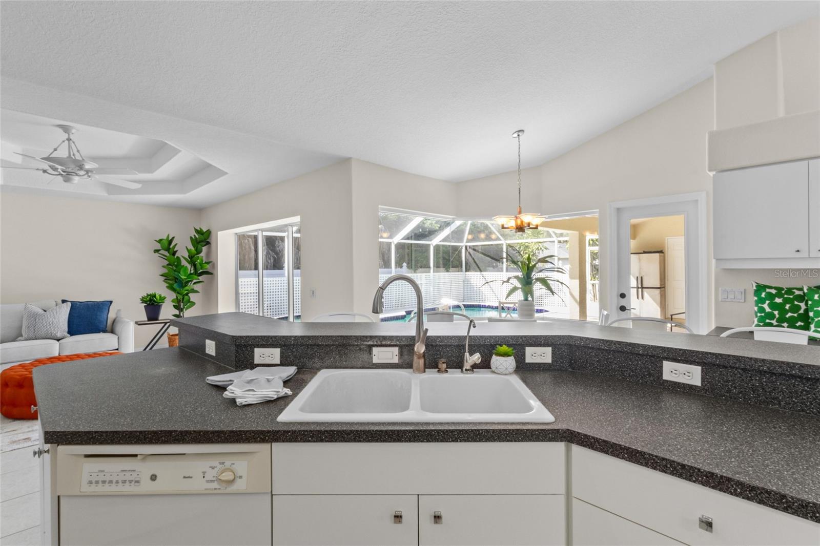 381 Foxglove Rd Property Photo 14