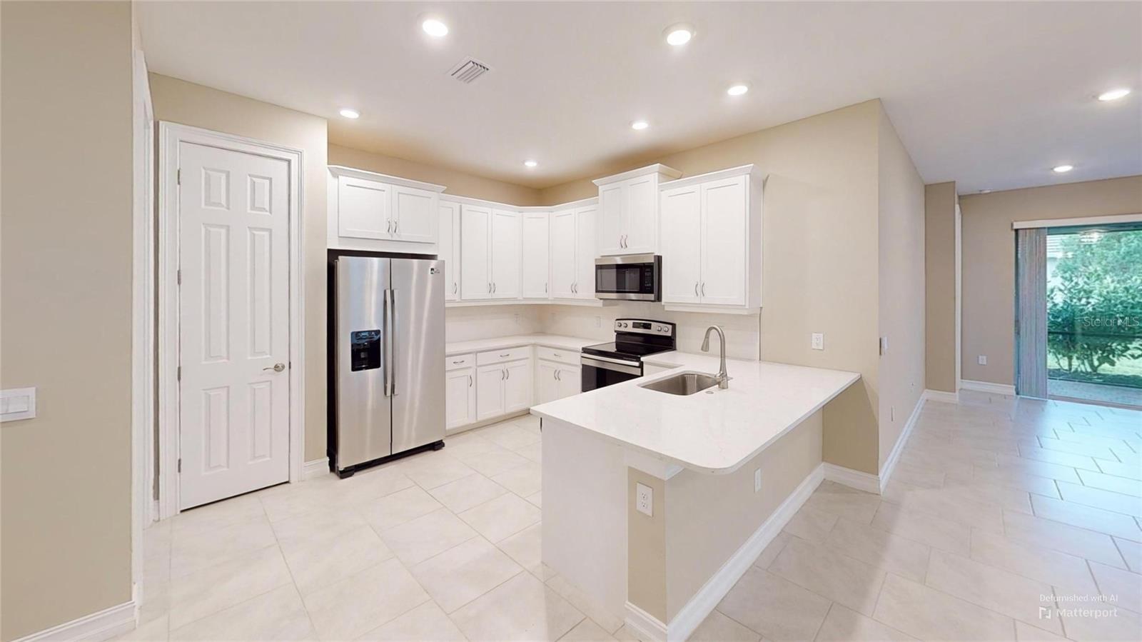 139 Ibiza Loop Property Photo 3