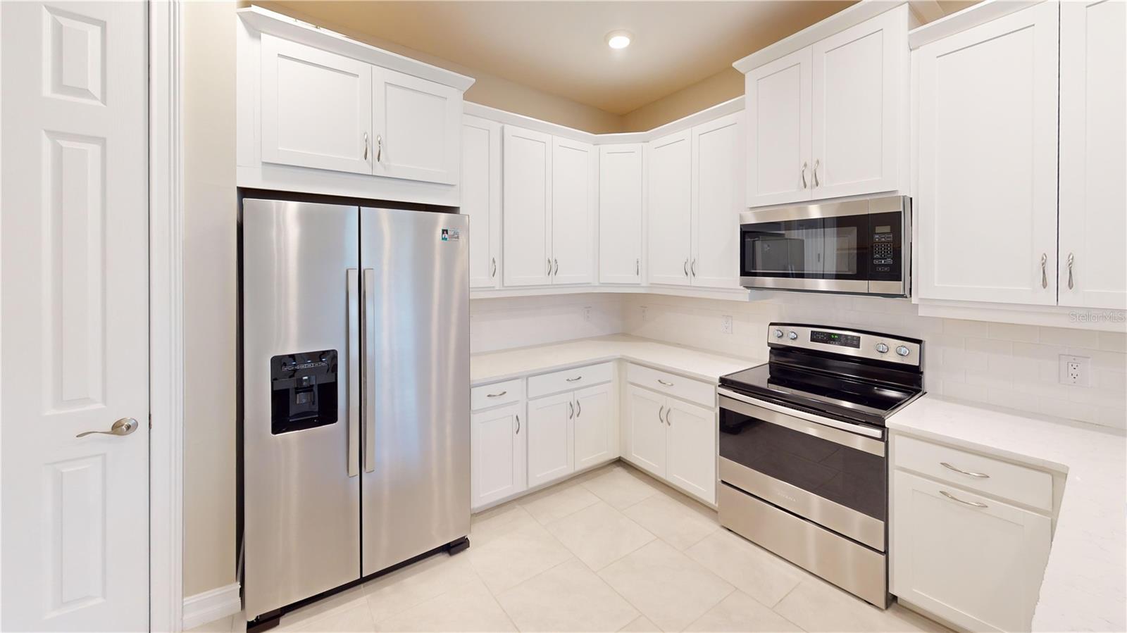 139 Ibiza Loop Property Photo 4