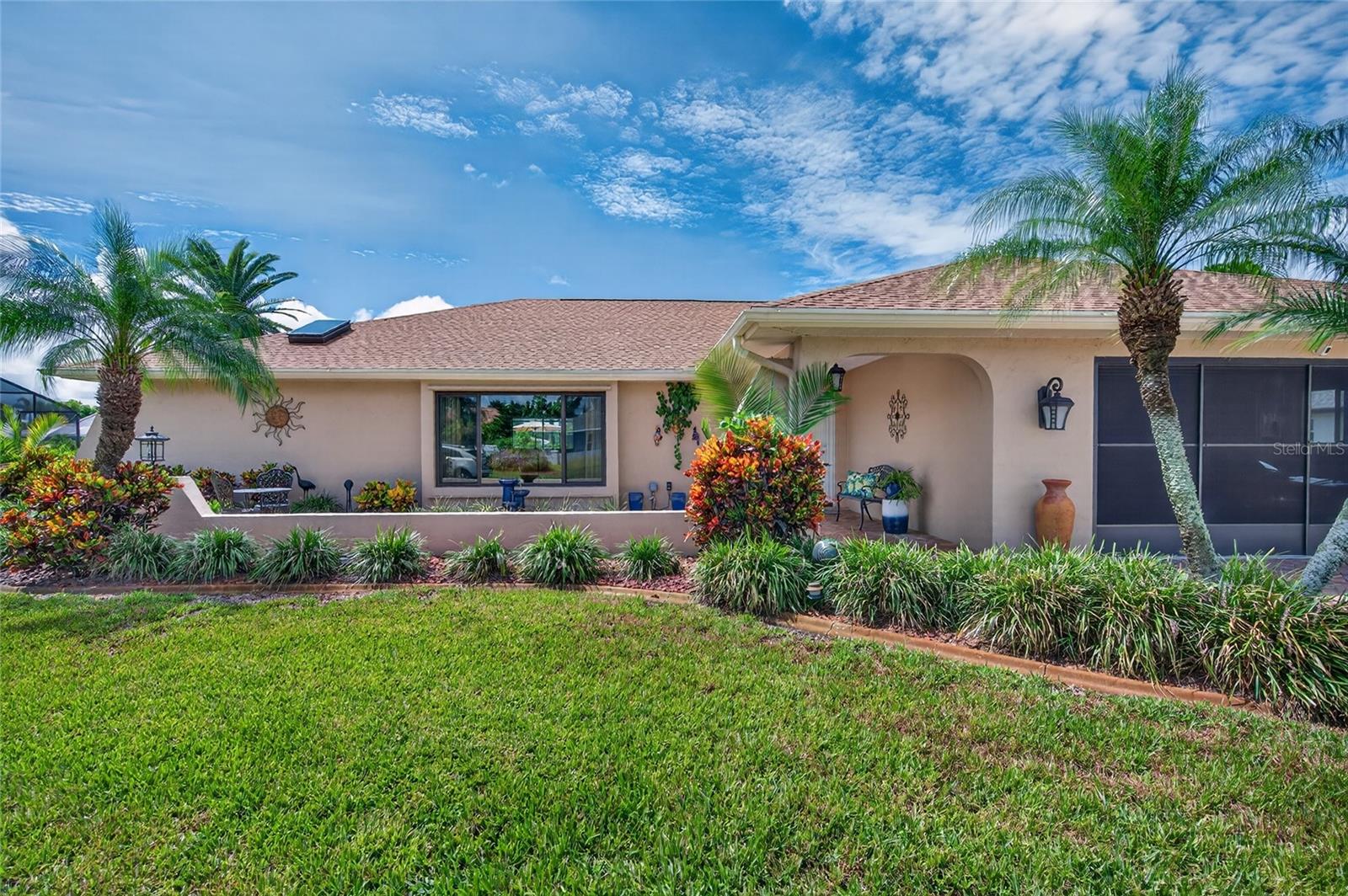 156 Hourglass Dr Property Photo 1