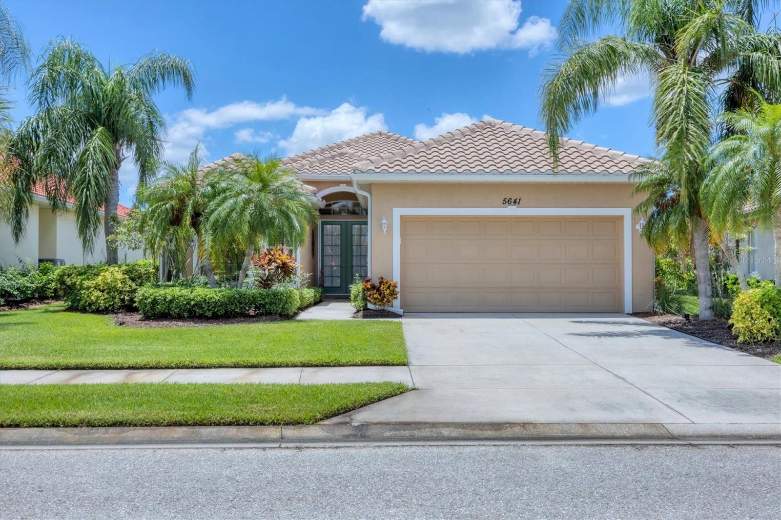 5641 Whispering Oaks Dr Property Photo 8