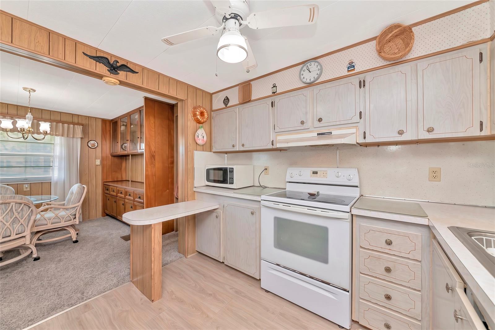 216 Outer Dr E Property Photo 5