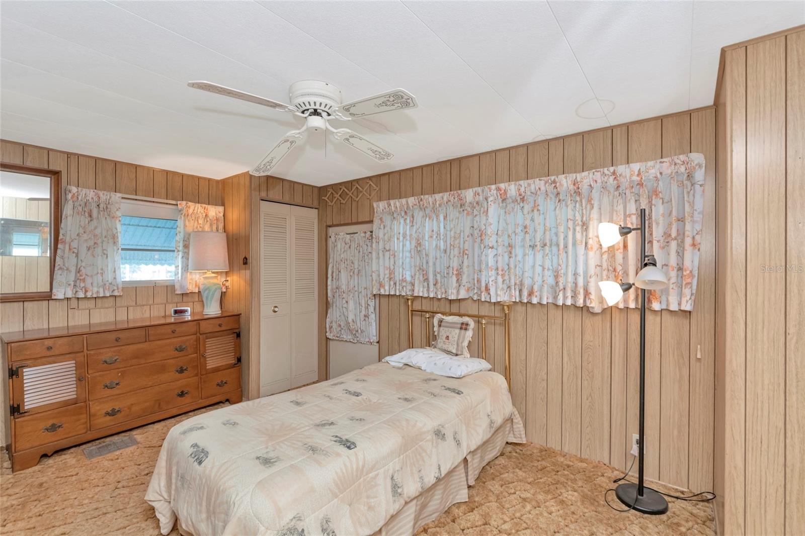 216 Outer Dr E Property Photo 10
