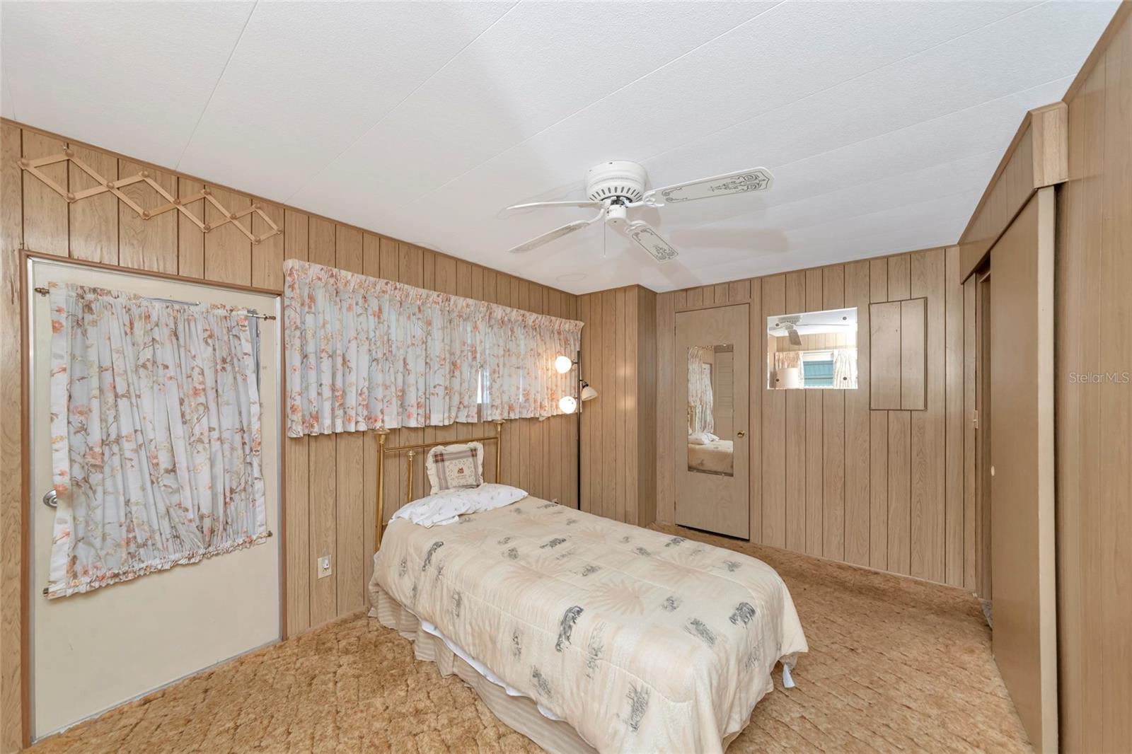 216 Outer Dr E Property Photo 12