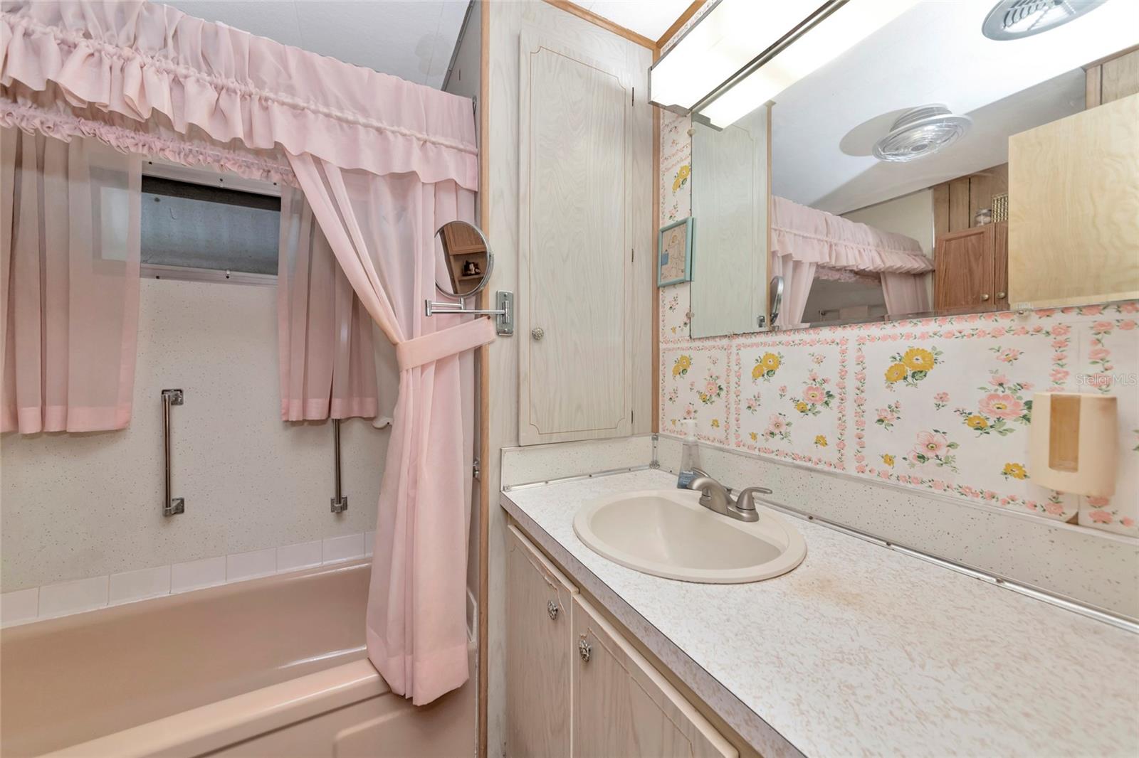 216 Outer Dr E Property Photo 14