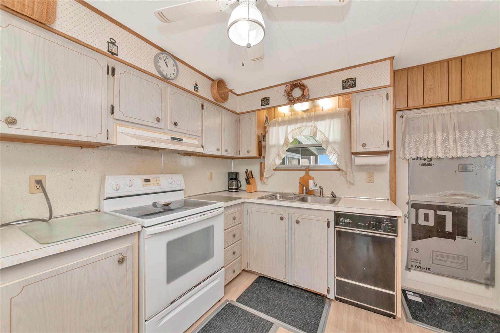216 Outer Dr E Property Photo 16