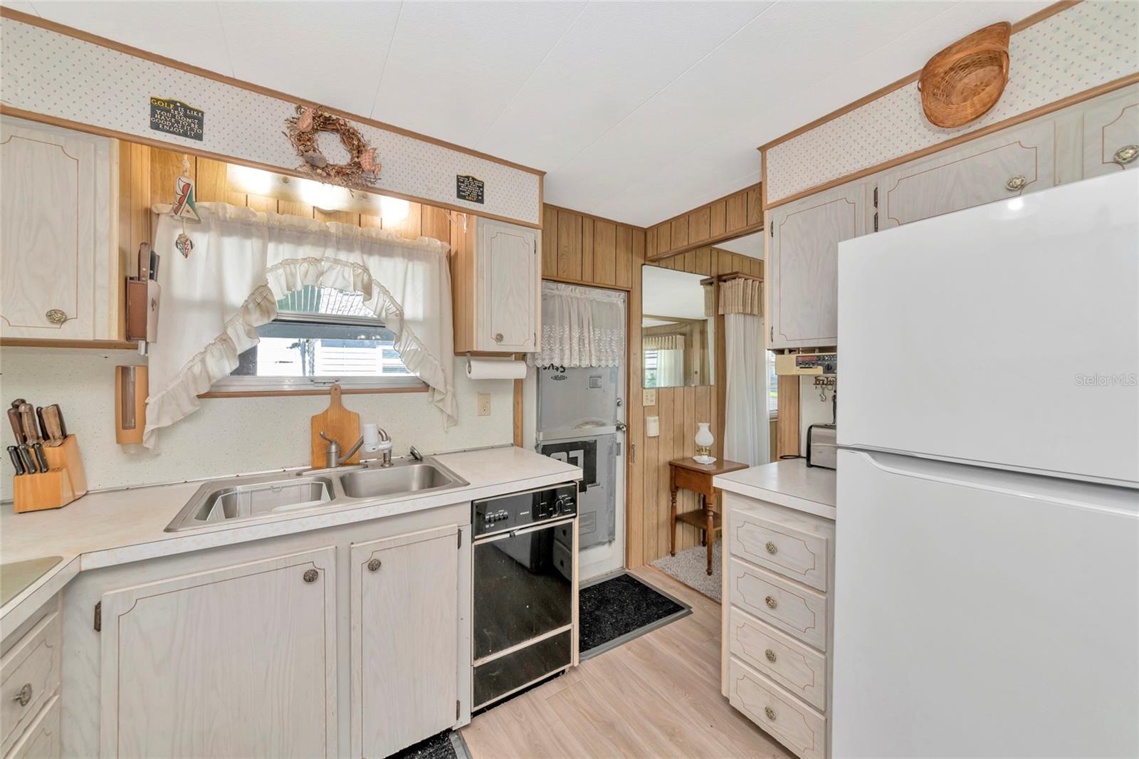 216 Outer Dr E Property Photo 19