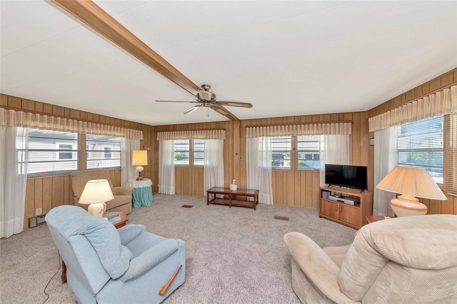 216 Outer Dr E Property Photo 21