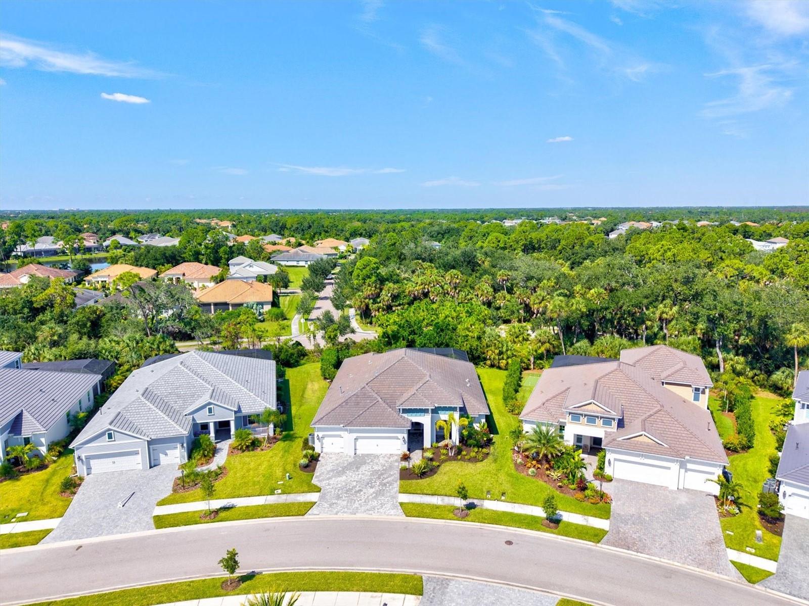 21221 Holmes Cir Property Photo 4