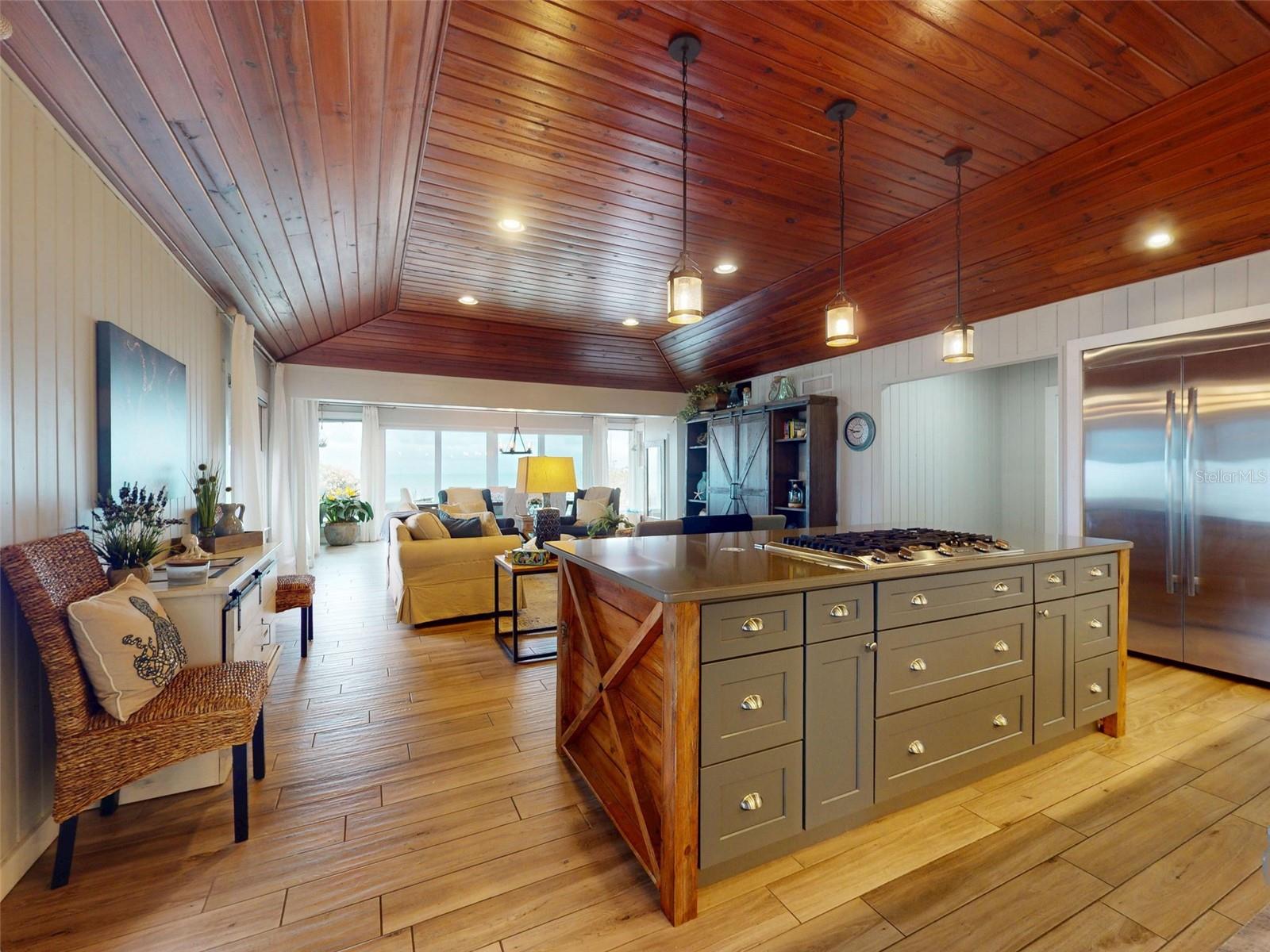 1011 Hill St Property Photo 4