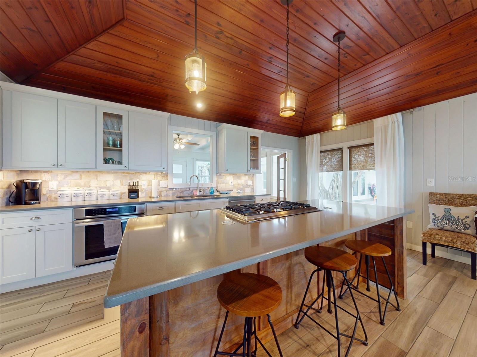 1011 Hill St Property Photo 8