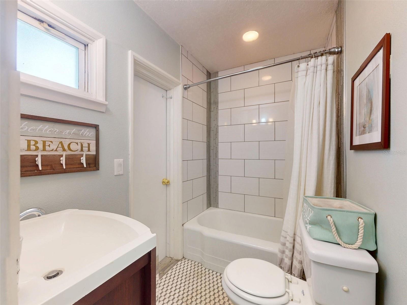 1011 Hill St Property Photo 23