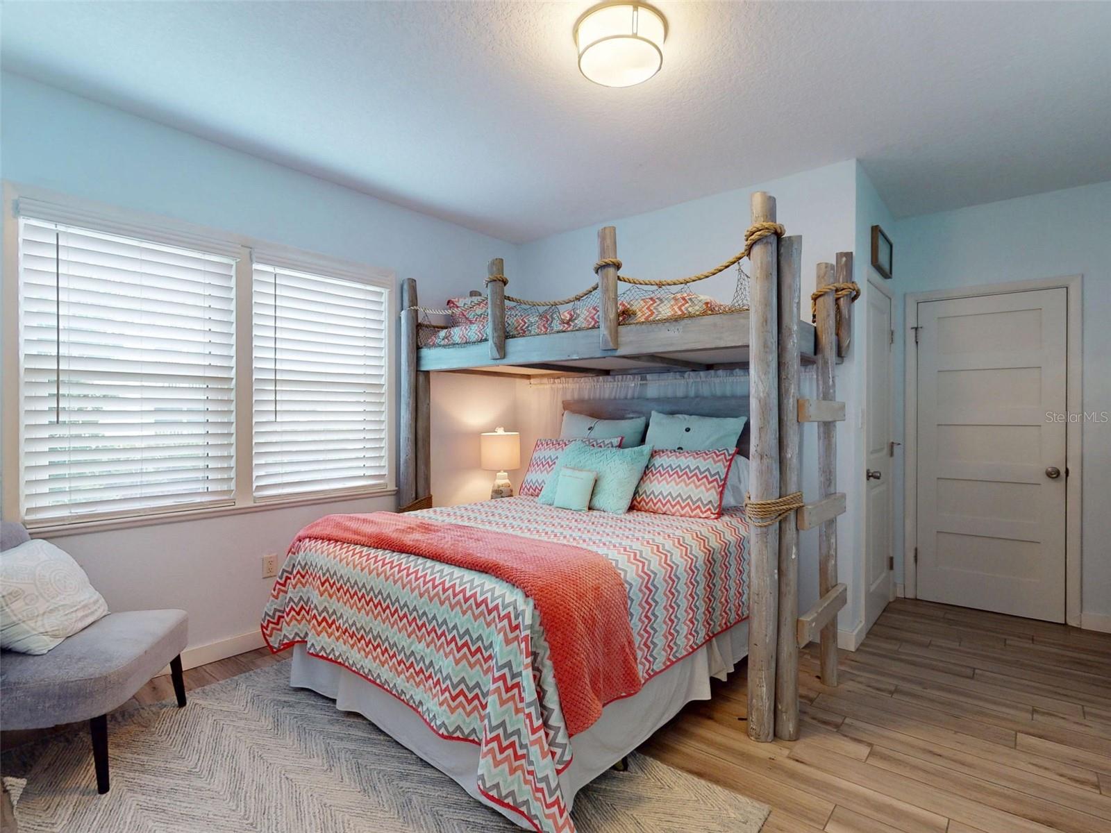 1011 Hill St Property Photo 28