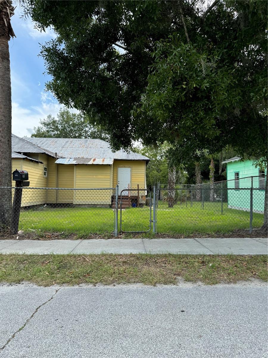 585 Washington St Property Photo 3