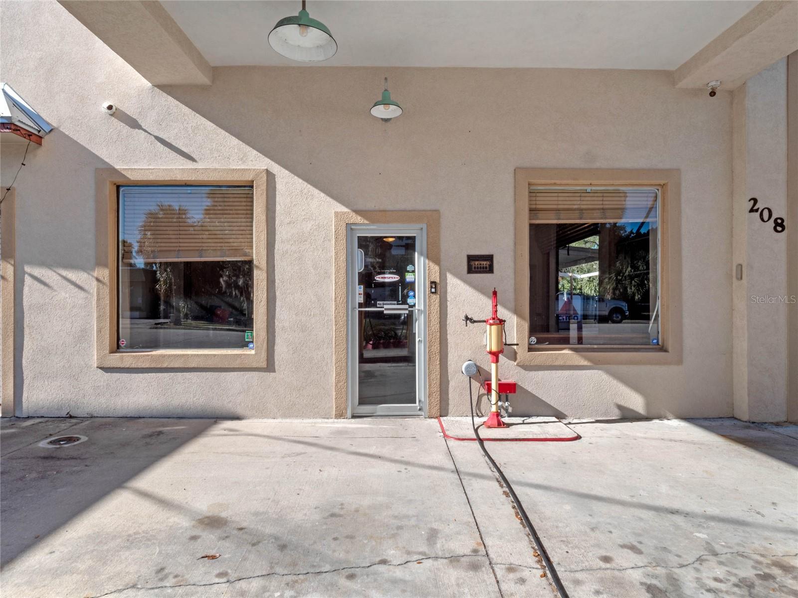 208 Magnolia St Property Photo 4