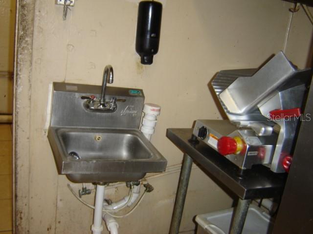 2018 S Ridgewood Ave N #! & 2 Property Photo 9