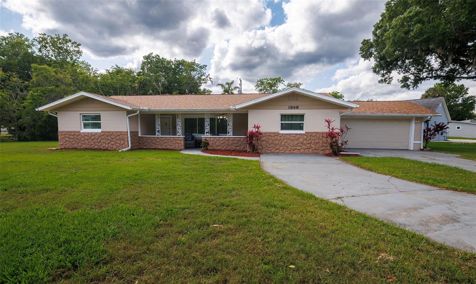 1868 Pine Tree Dr Property Photo