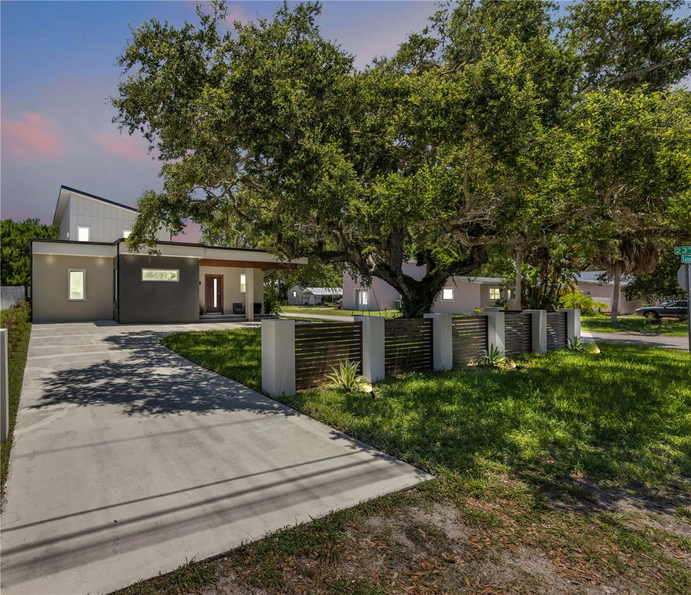 3211 Saxon Dr Property Photo 1