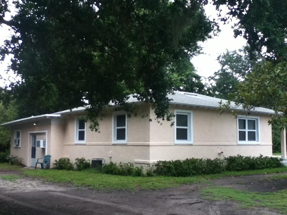 486 Oak St Property Photo 3