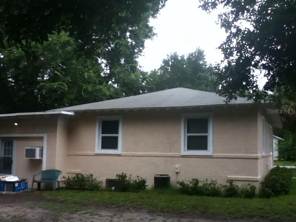 486 Oak St Property Photo 4