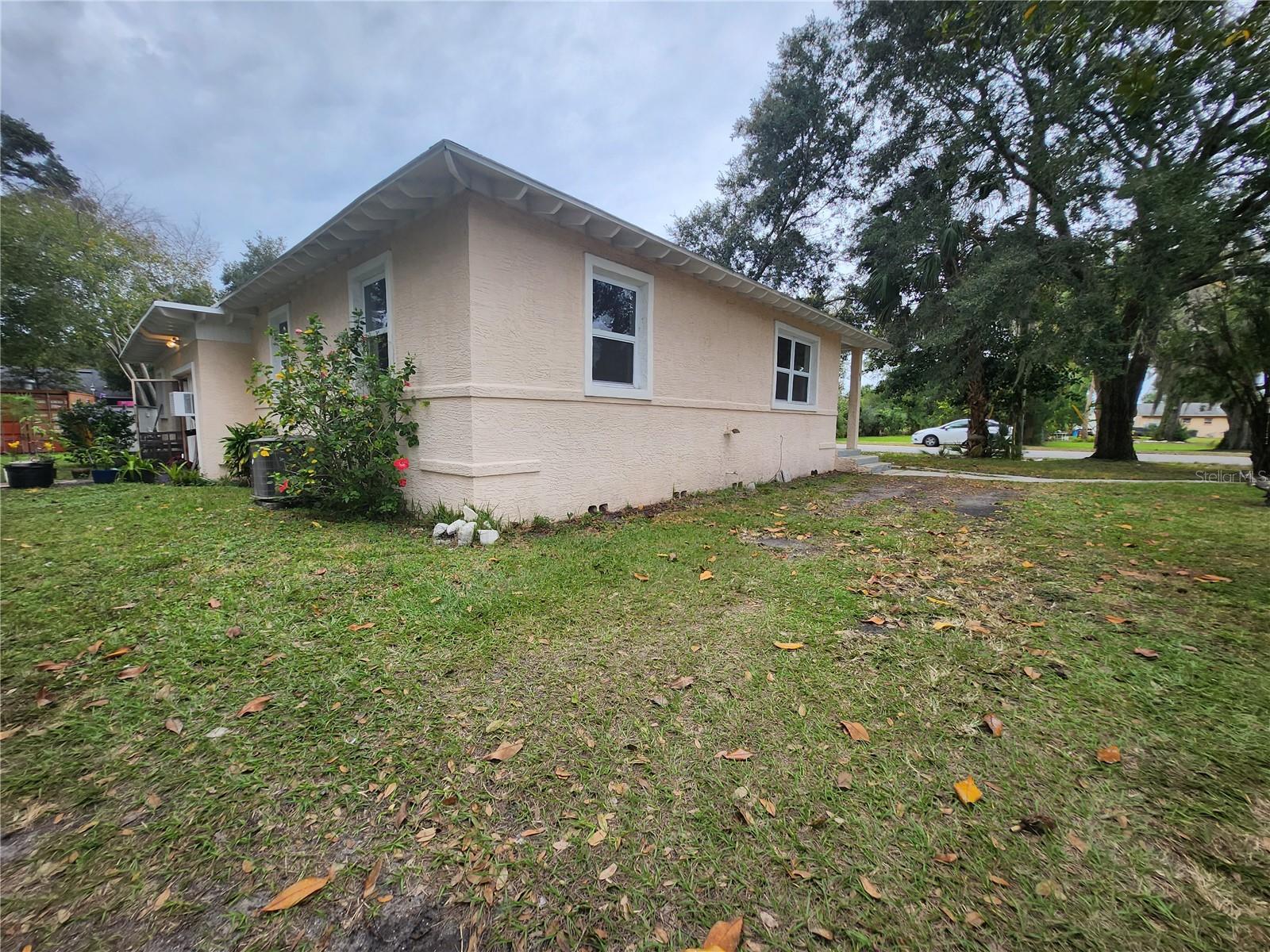 486 Oak St Property Photo 5