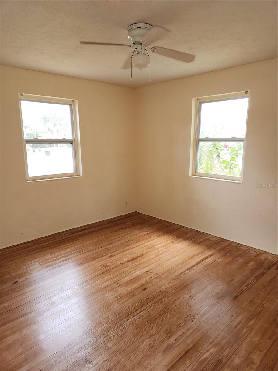 486 Oak St Property Photo 10