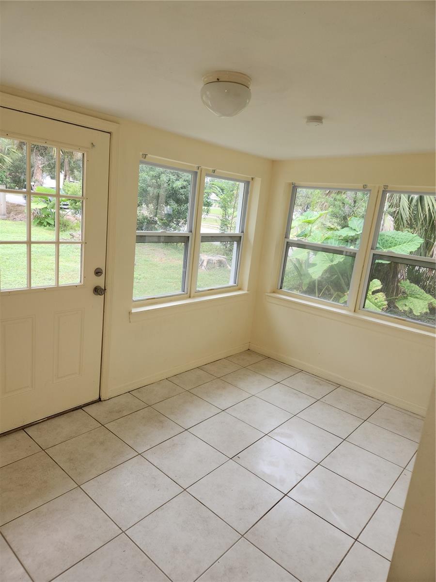 486 Oak St Property Photo 12