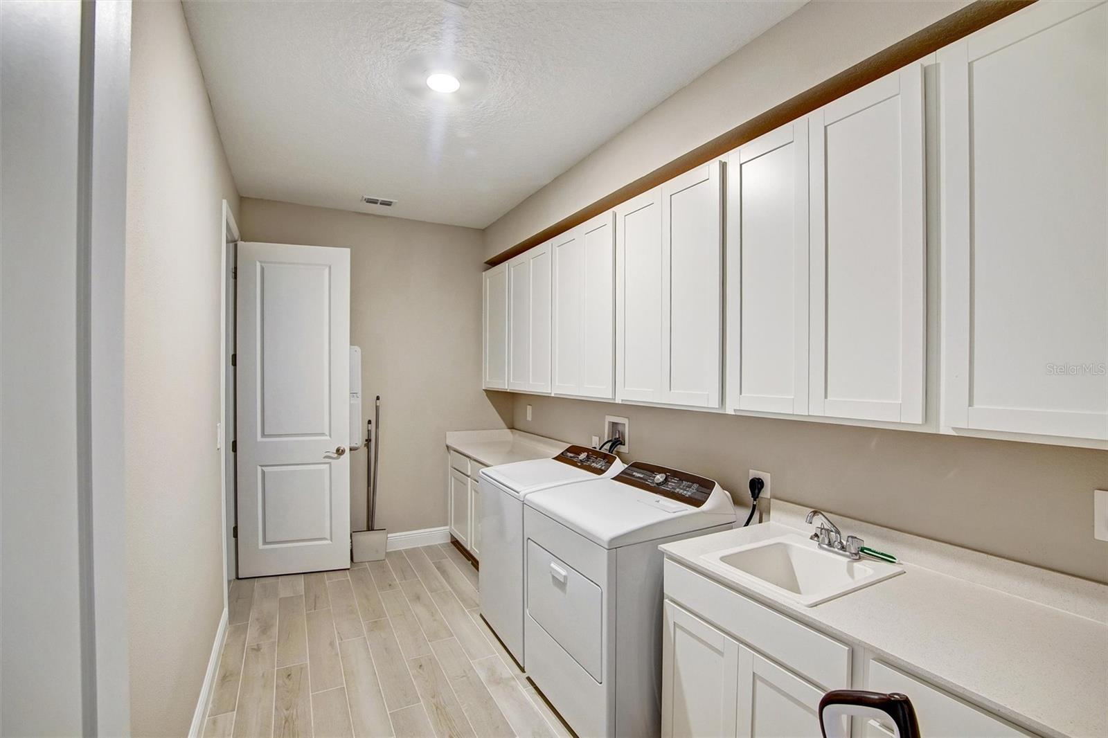 2121 Divot Dr Property Photo 13