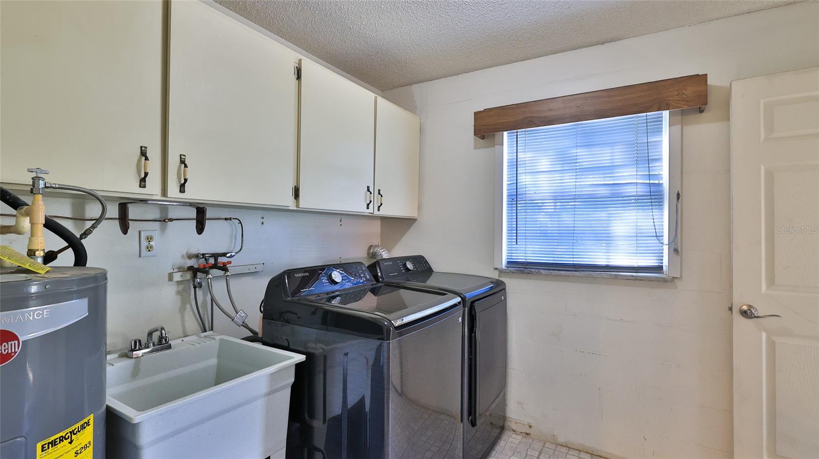 1915 Umbrella Tree Dr Property Photo 26
