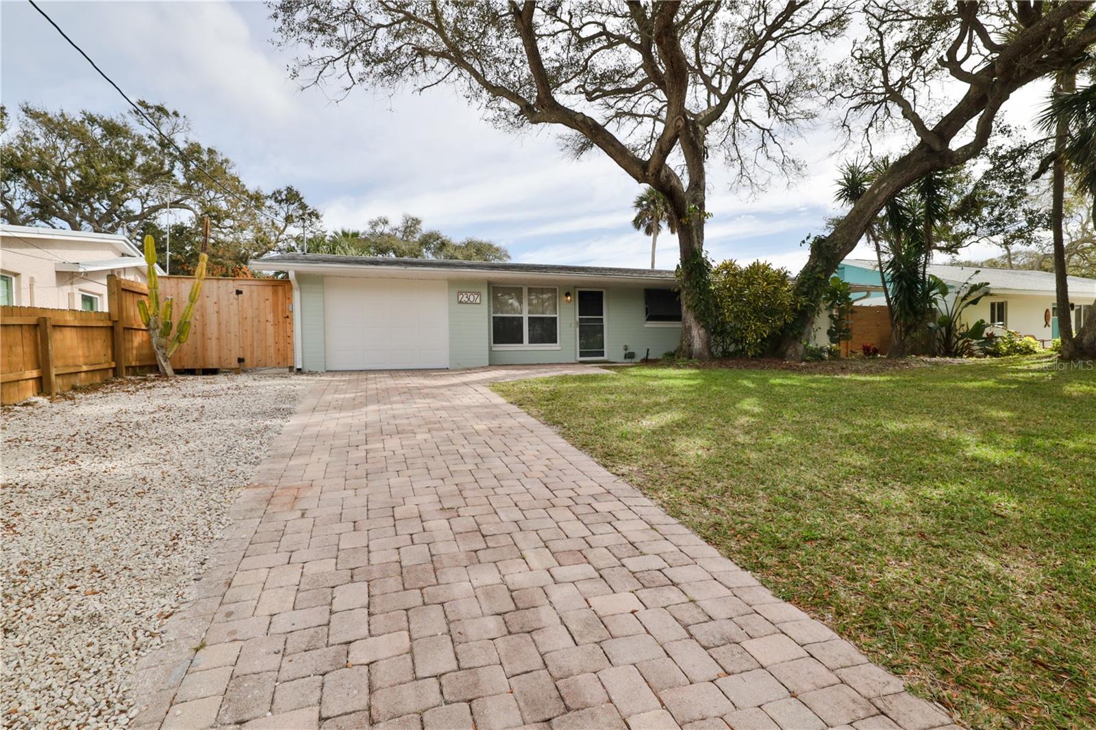 2307 Saxon Dr Property Photo 1