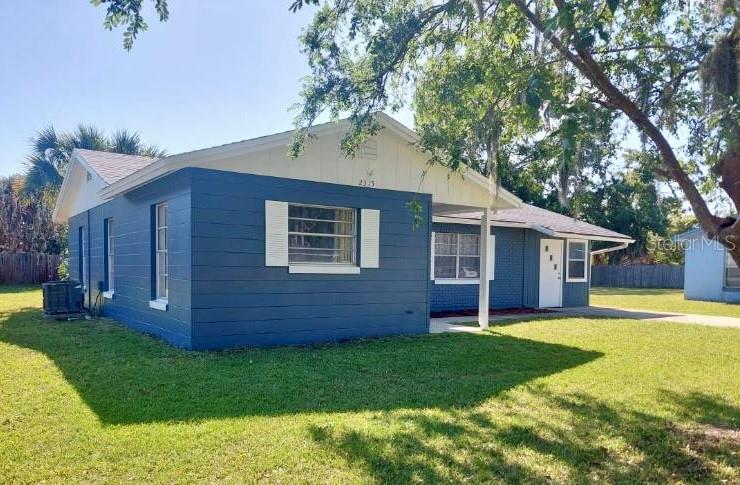 2315 Queen Palm Dr Property Photo 3