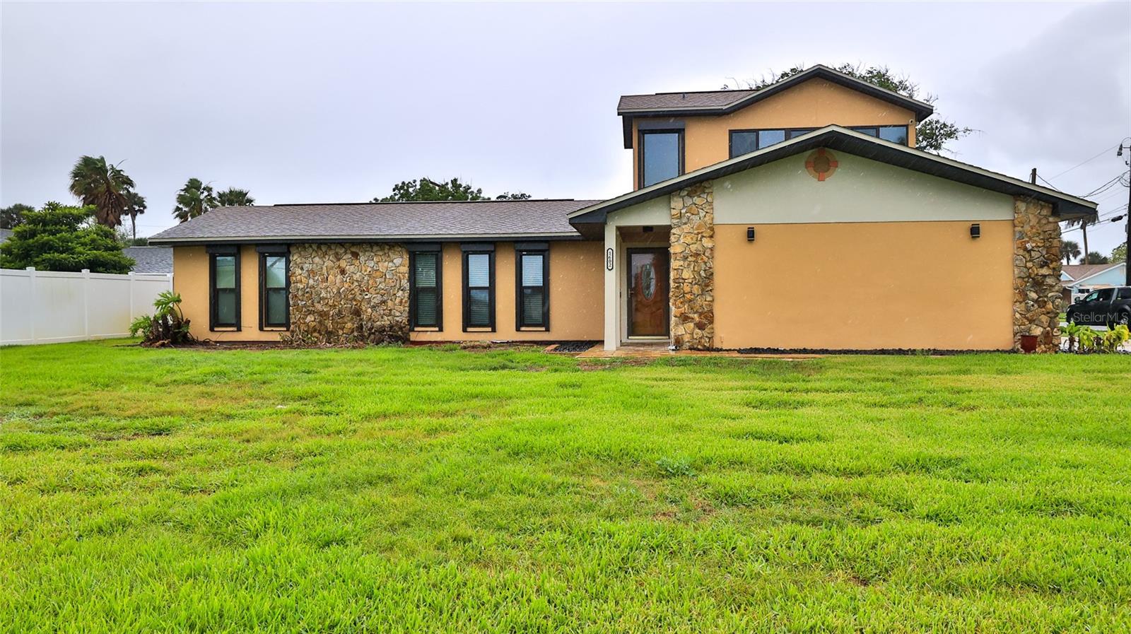 1602 S Riverside Dr Property Photo 1