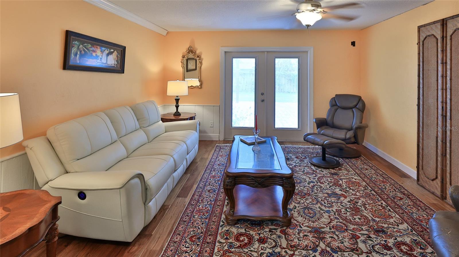 1602 S Riverside Dr Property Photo 10
