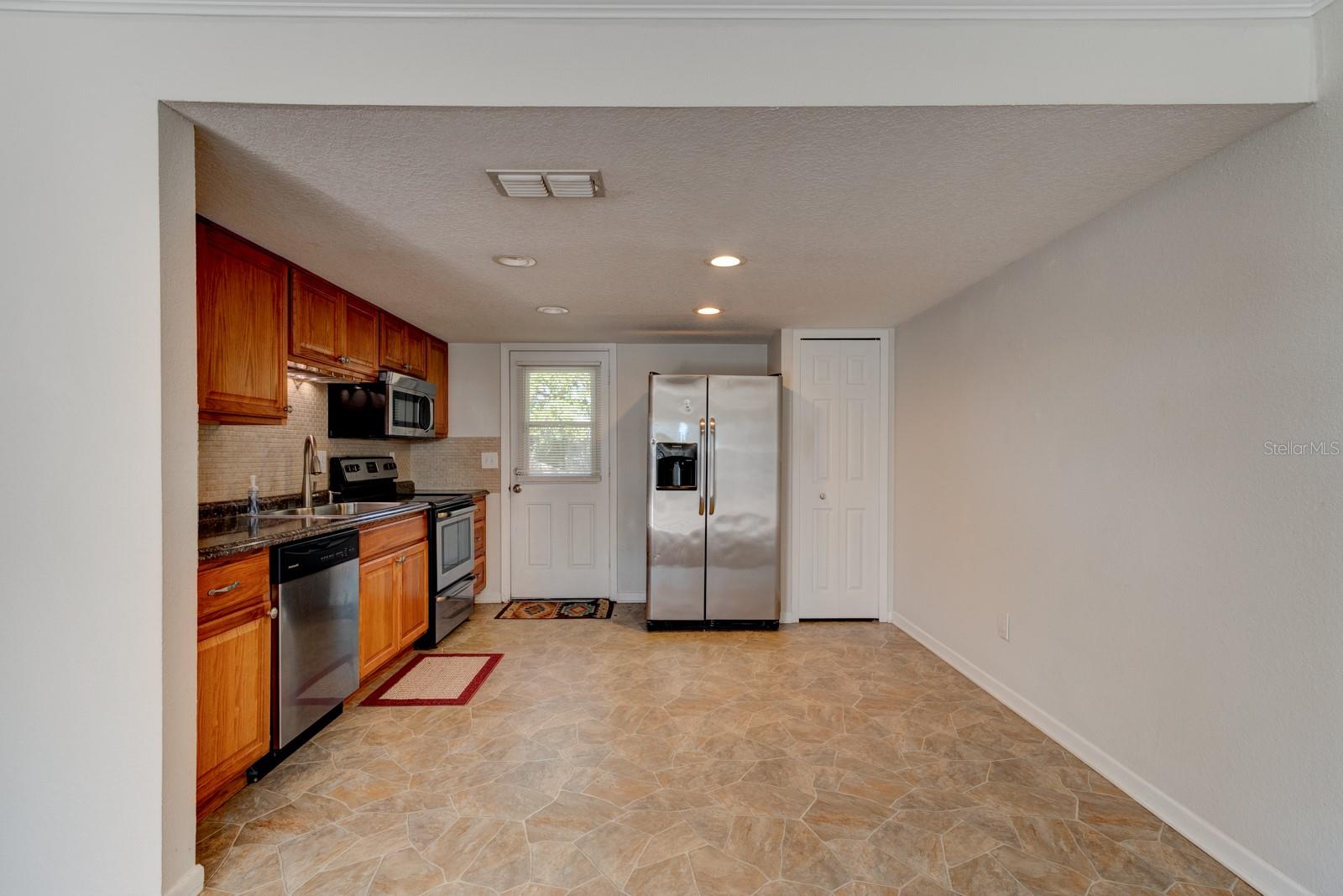 712-714 Oakwood Ave Property Photo 5