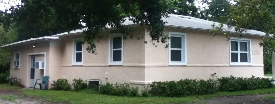 486 Oak St Property Photo 4