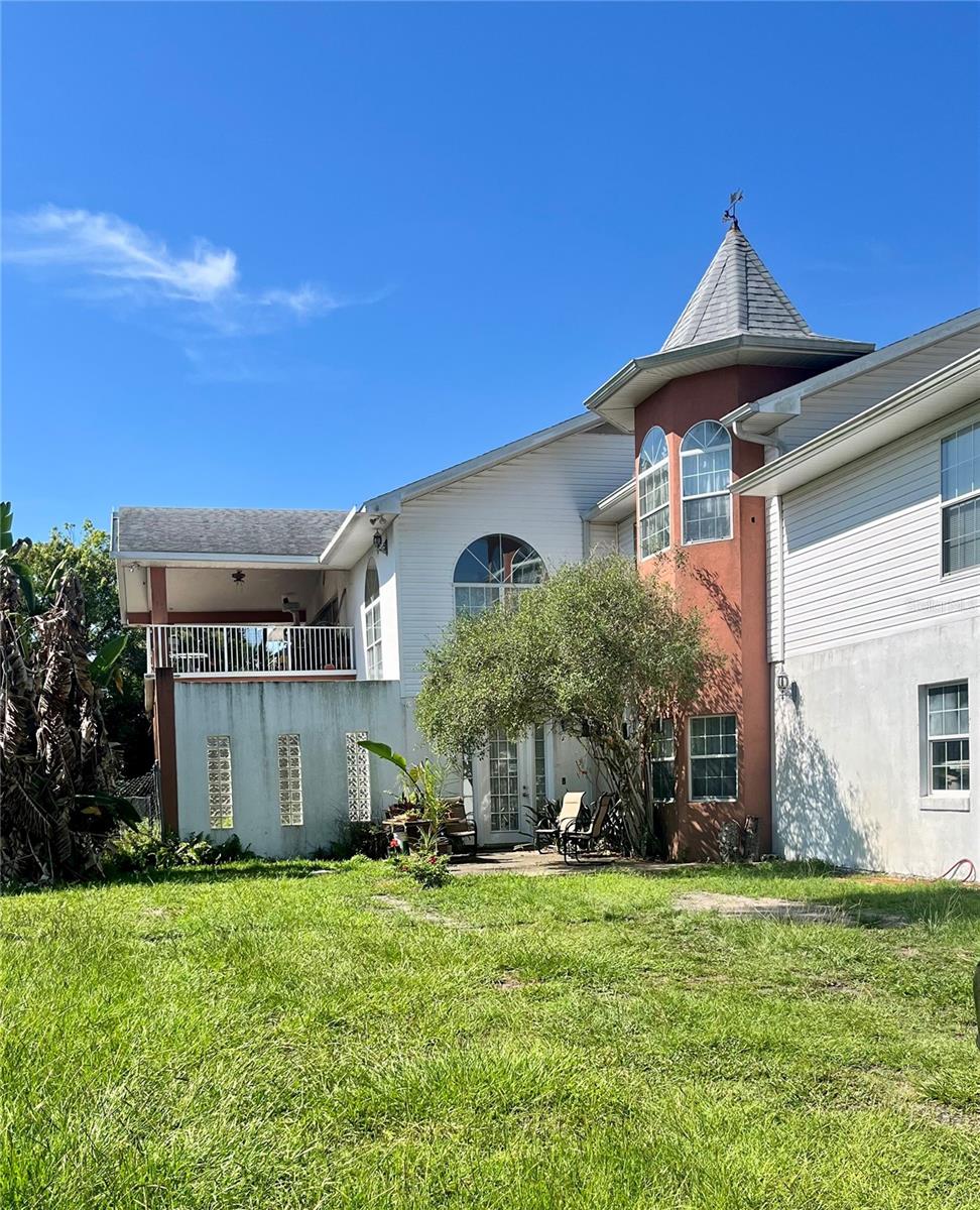 1800 S Riverside Dr Property Photo 1