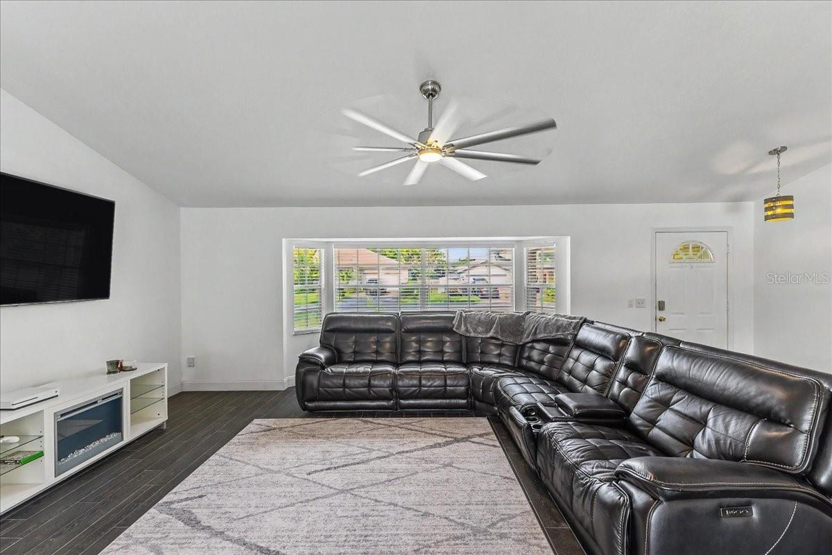 2311 Pine Tree Property Photo 4