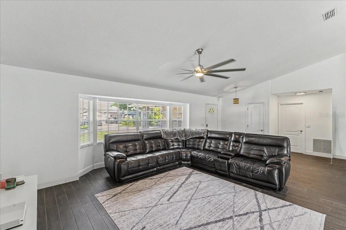 2311 Pine Tree Property Photo 5