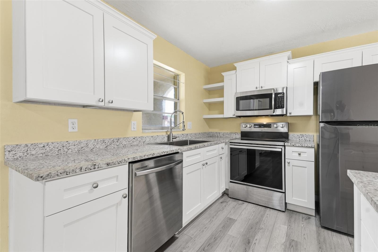 2021 Oriole Ln Property Photo 9