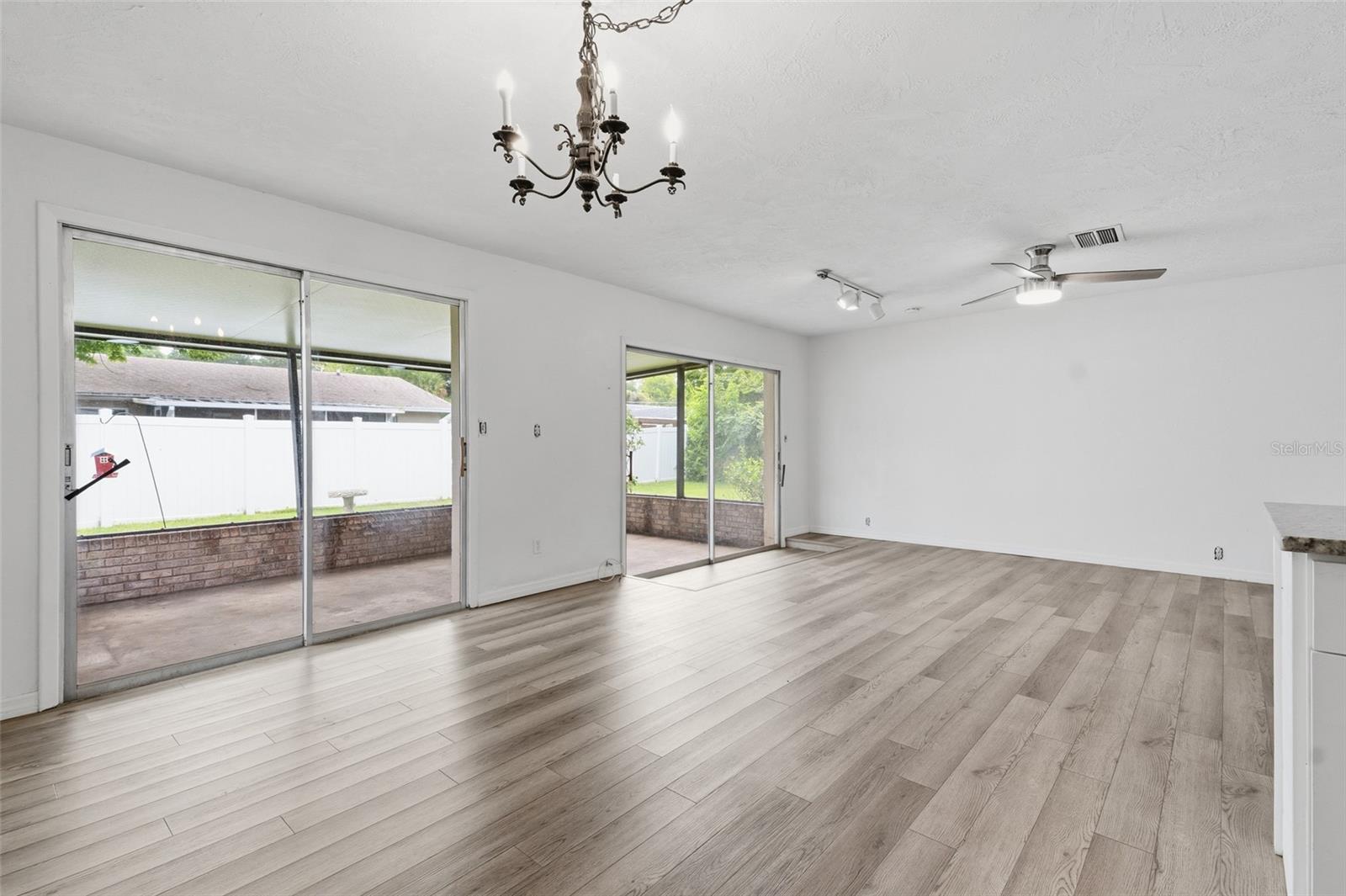 2021 Oriole Ln Property Photo 11
