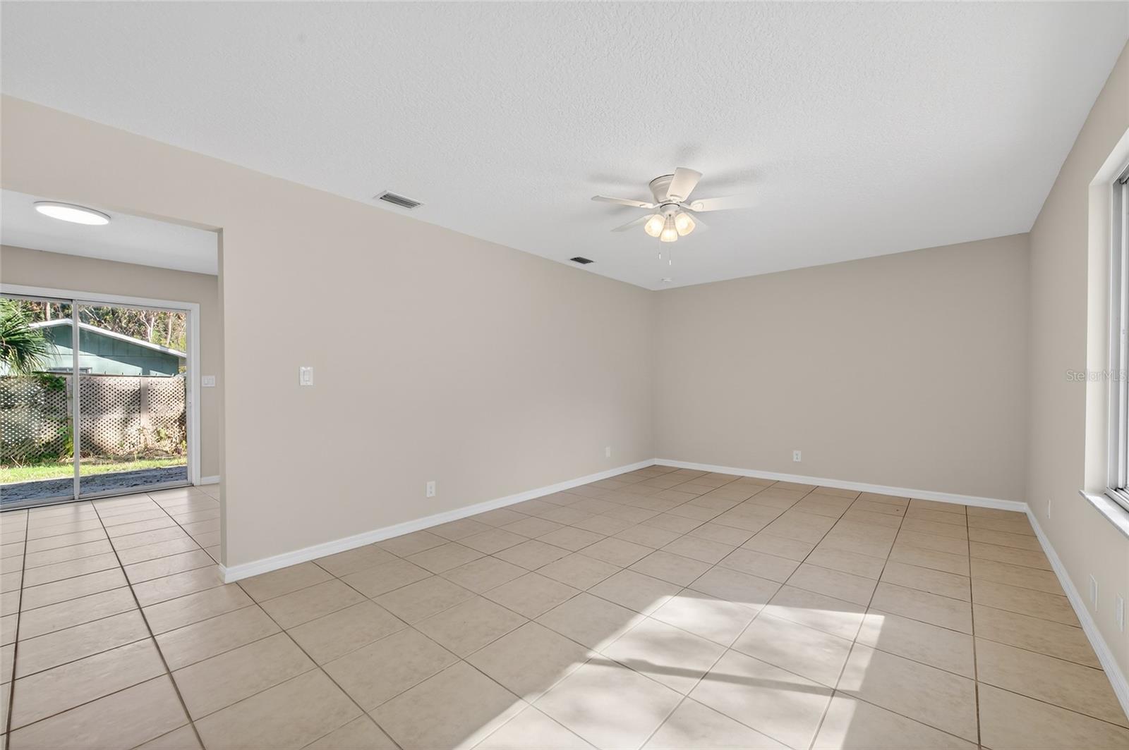365 Hand Ave Property Photo 4