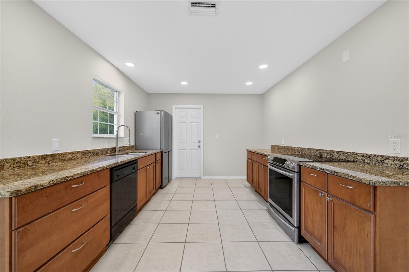 365 Hand Ave Property Photo 6