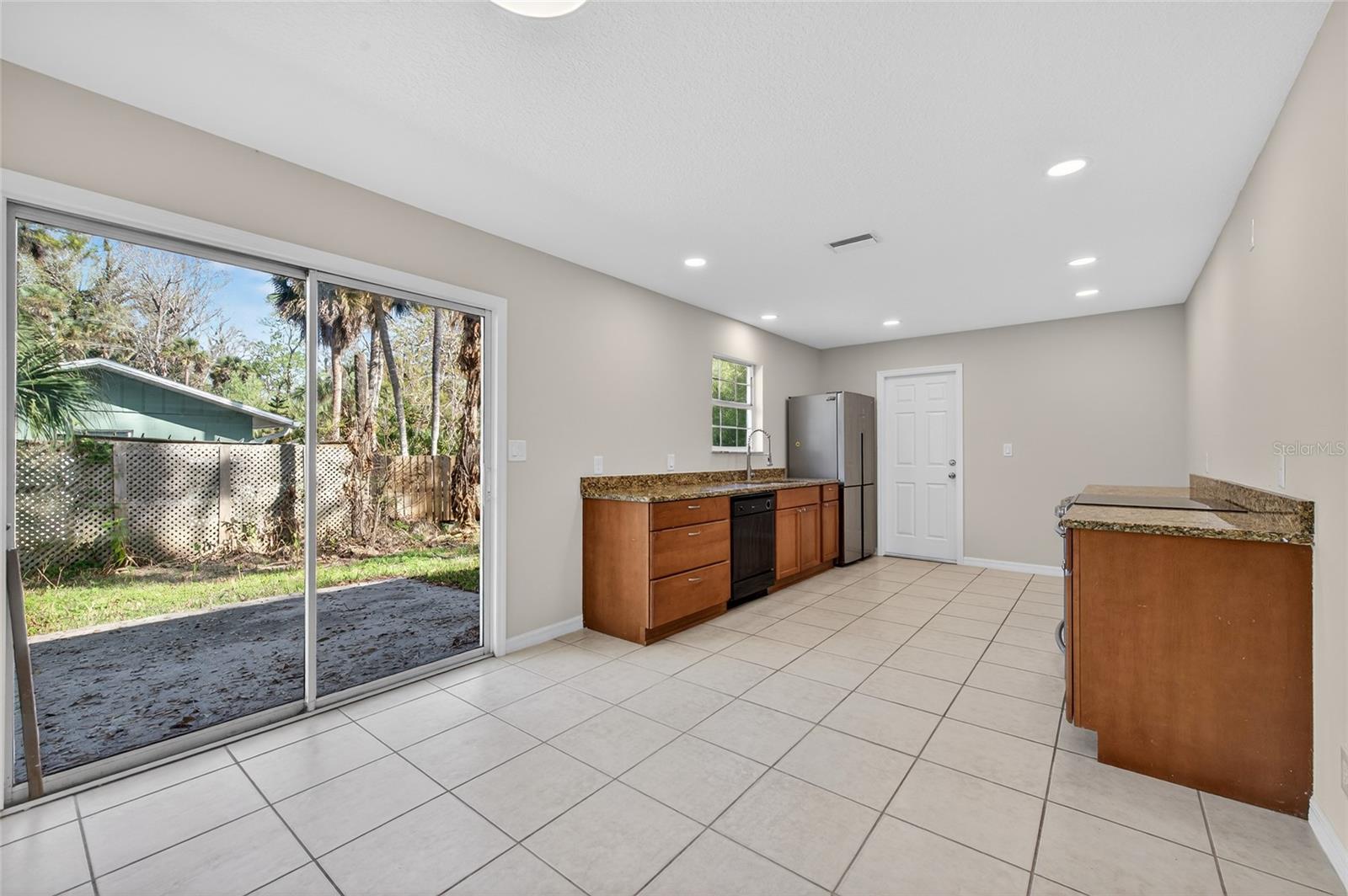 365 Hand Ave Property Photo 7