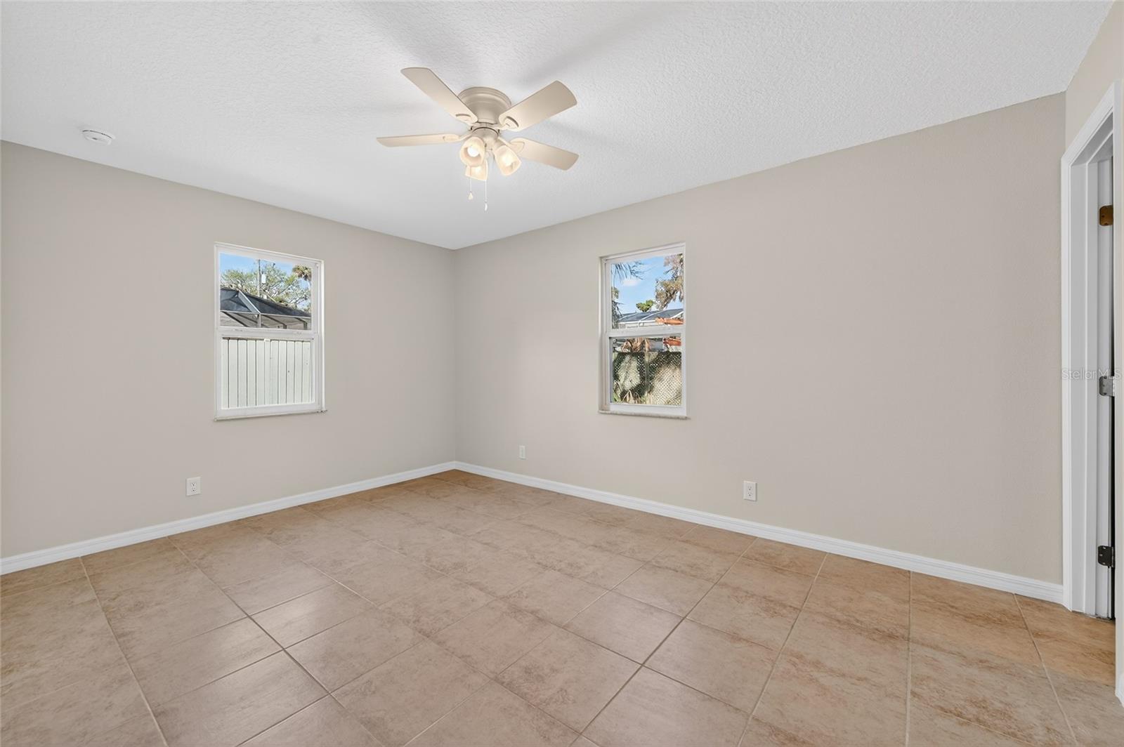 365 Hand Ave Property Photo 10