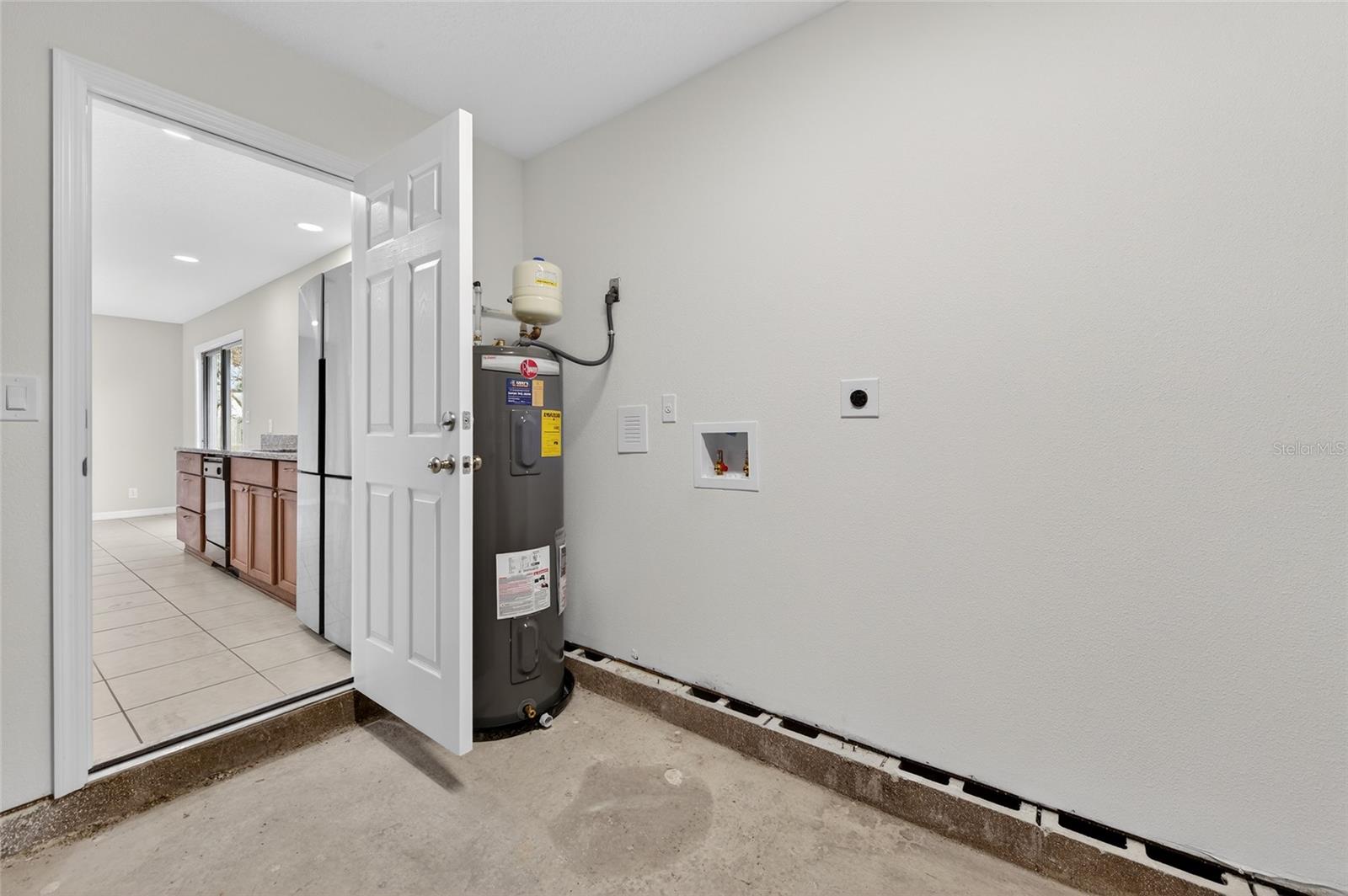 365 Hand Ave Property Photo 12