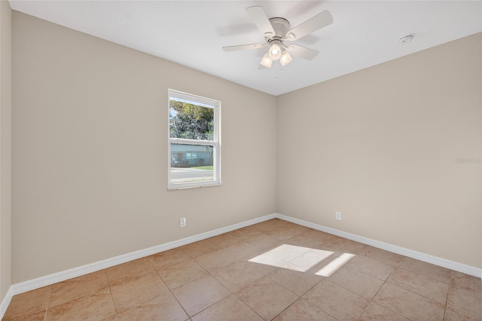 365 Hand Ave Property Photo 14
