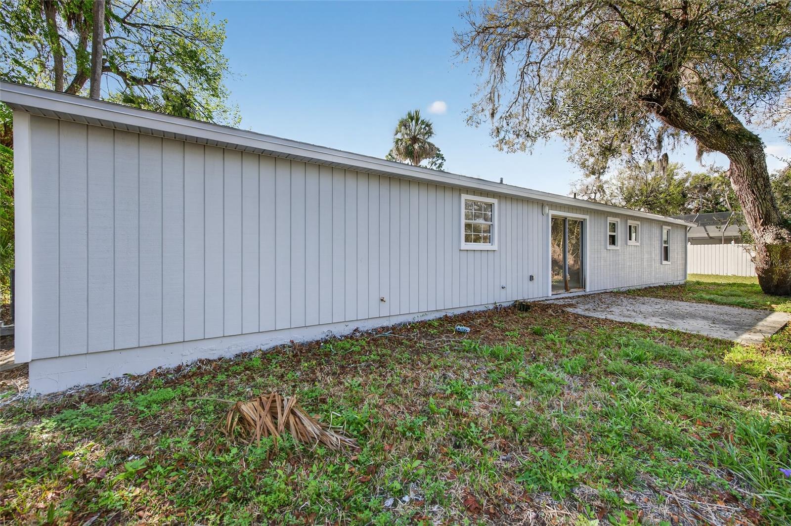 365 Hand Ave Property Photo 17